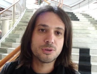 Καναδάς: Ο Λάζος Ιωαννίδης παίζει ροκ μουσική με την ποντιακή του λύρα και «τρελαίνει» τον κόσμο (βίντεο)